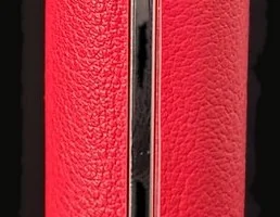 Détail du cuir grainé et du métal poli